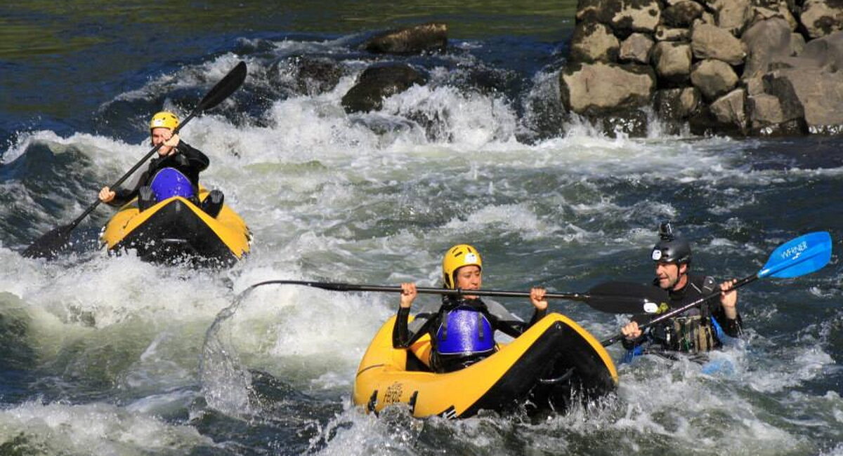 Canoa raft en el río Miño. Embalse de Frieira - Arbo. A Cañiza (Pontevedra)