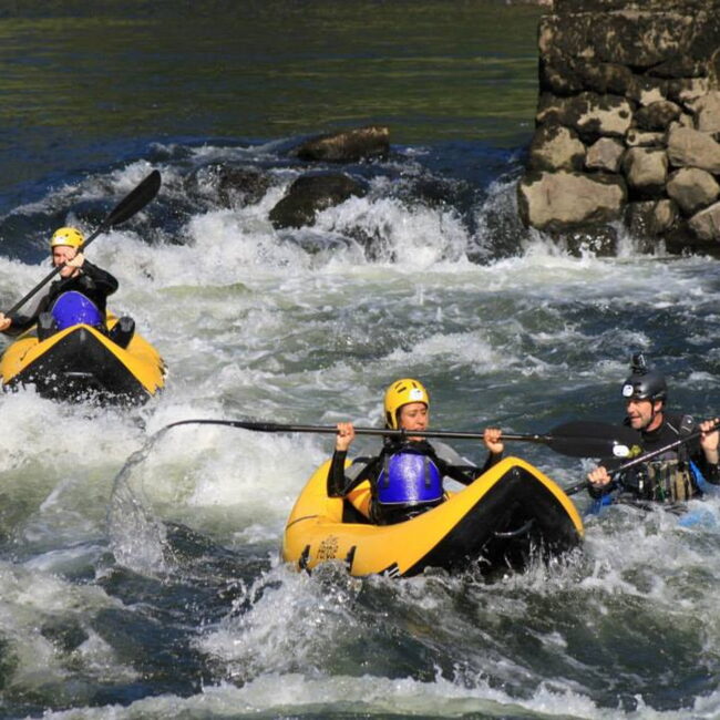 Canoa raft en el río Miño. Embalse de Frieira - Arbo. A Cañiza (Pontevedra)