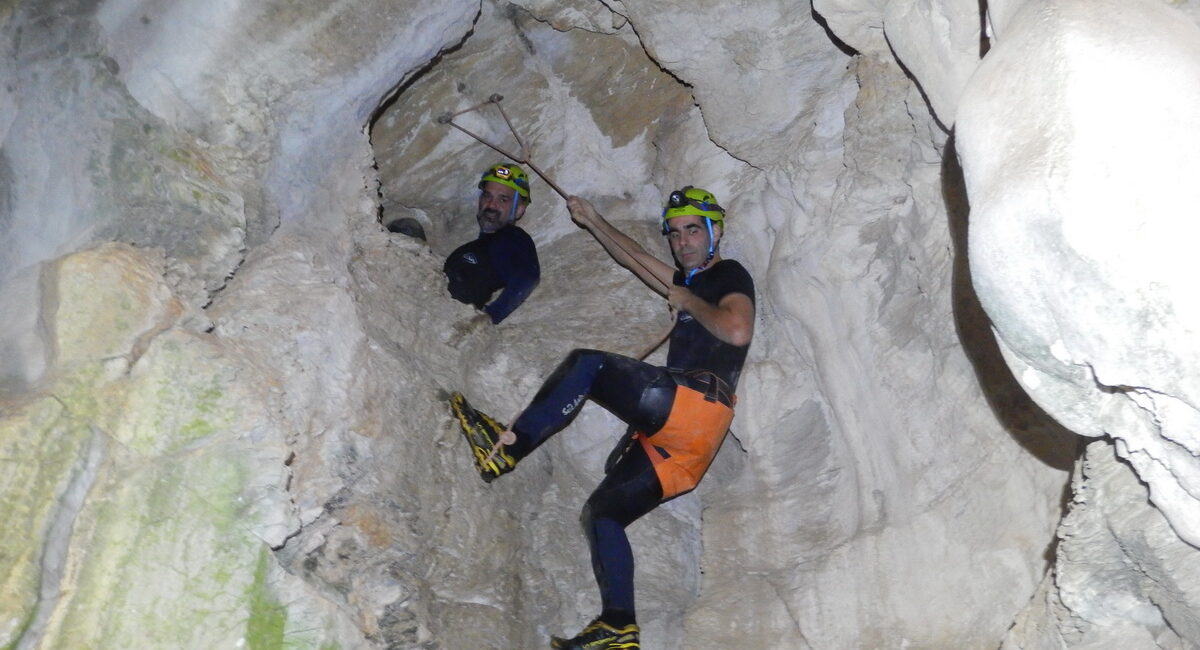 Espeleología Cueva Buraca das Choias. A Seara. Serra do Courel (Lugo) Galicia