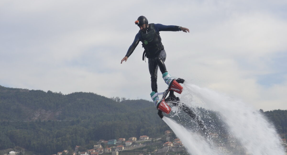 Flyboard en Raxó. Sanxenxo. Ría de Pontevedra. Rías Baixas (Pontevedra)