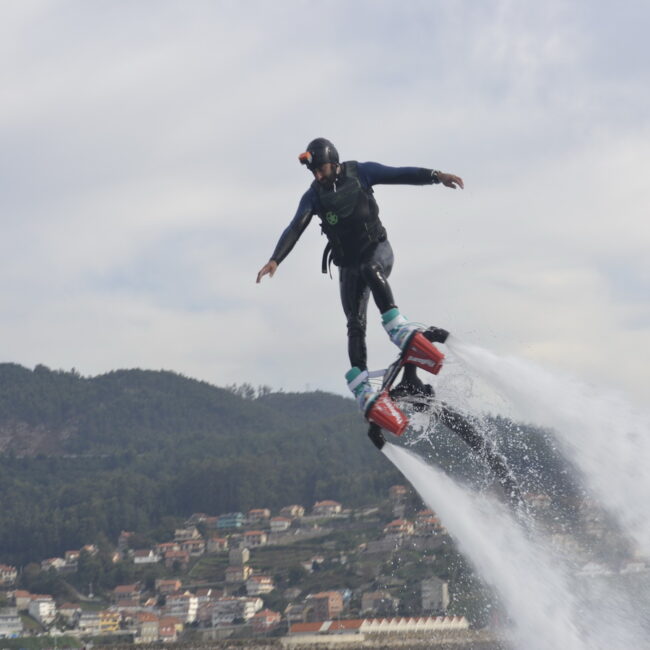 Flyboard en Raxó. Sanxenxo. Ría de Pontevedra. Rías Baixas (Pontevedra)