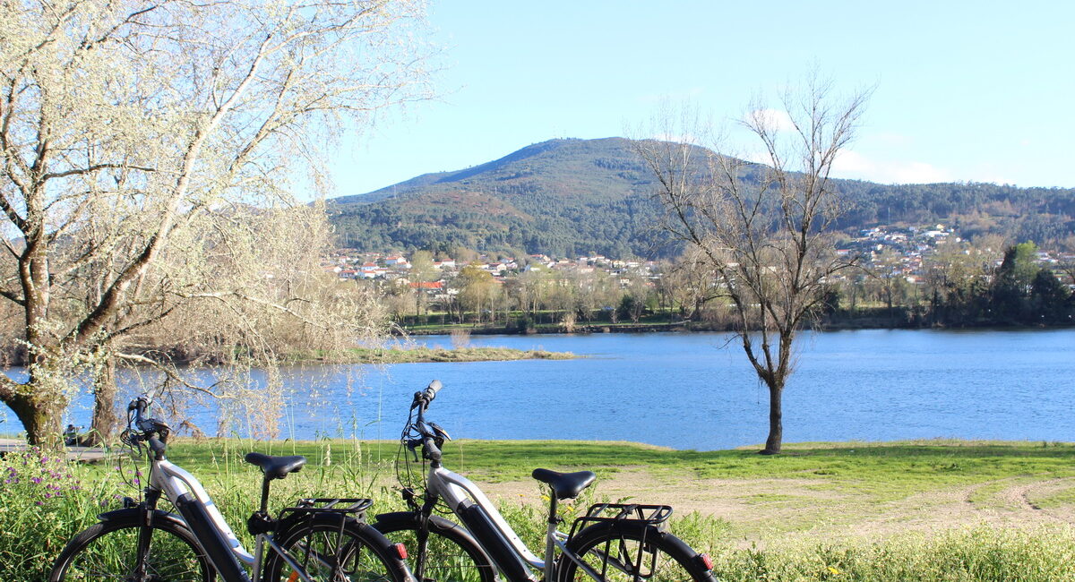 Bicicleta elécrica en Tui. Ecopista río Miño. Vía Verde. Portugal