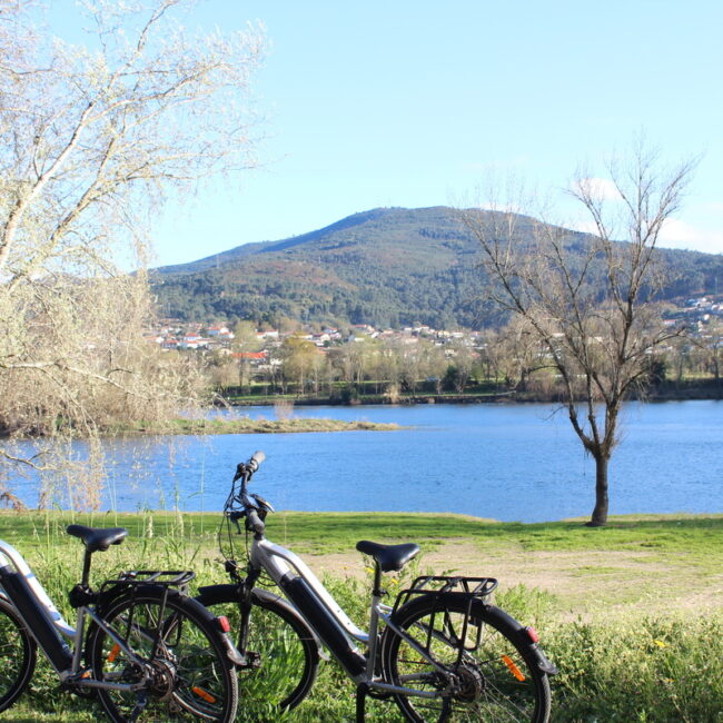 Bicicleta elécrica en Tui. Ecopista río Miño. Vía Verde. Portugal