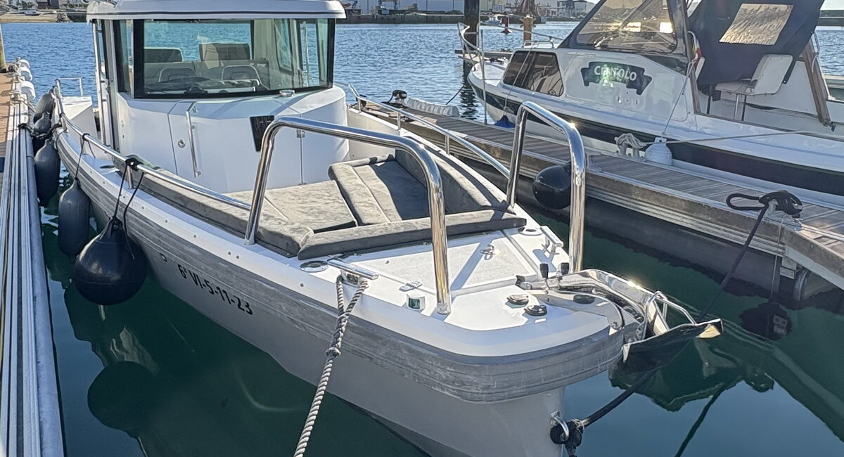 Lancha motora en Portosín. Ría de Muros y Noia